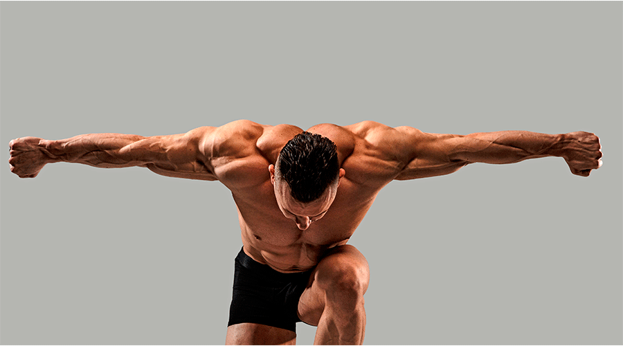 Hombre musculado con los brazos extendidos