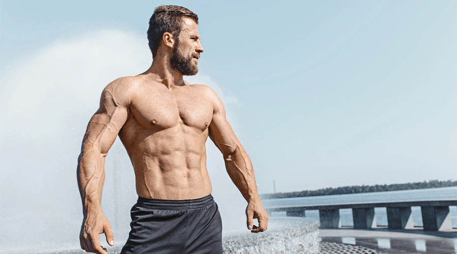 Hombre muy musculado con testosterona alta
