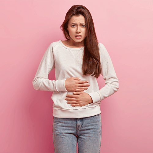 Mujer con dolor de tripa