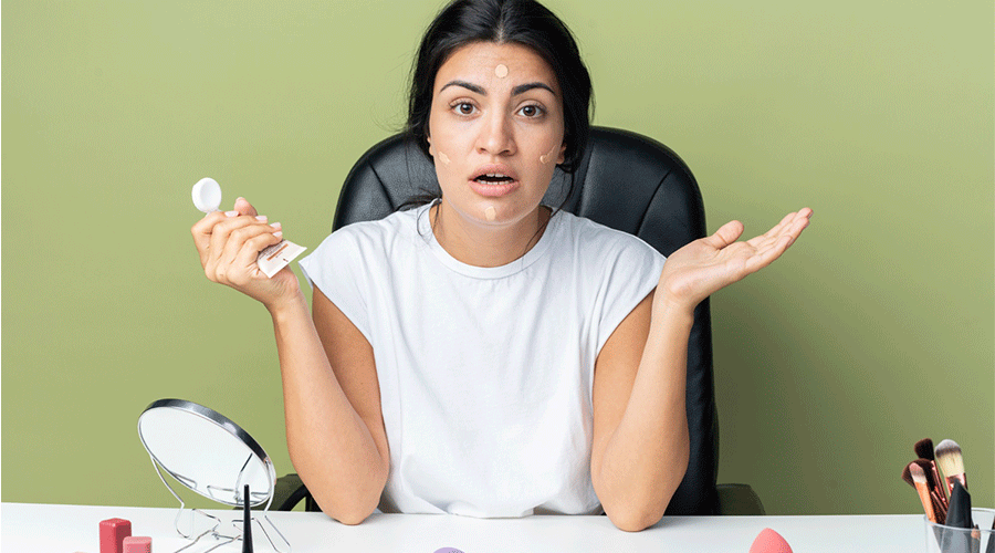 Mujer mirando a cámara agobiada por tanto cosmético