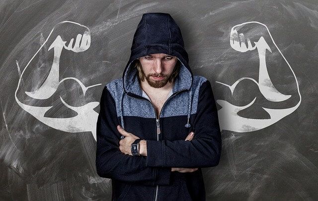 Hombre debil necesita musculo